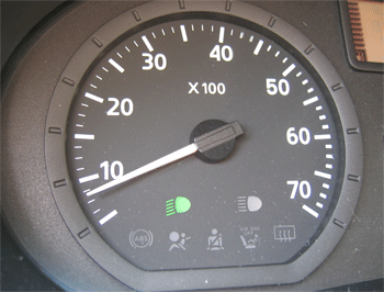 Spórolás a végletekig: a fordulatszámmérő a benzinesé,ezért nincs piros mező