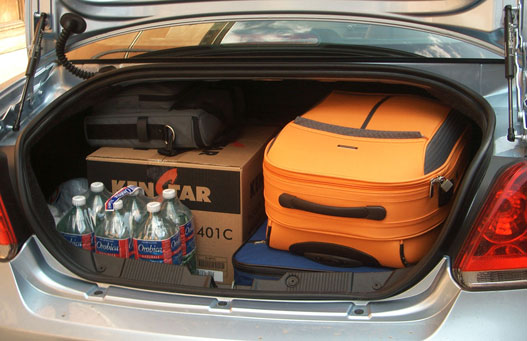 Két kövér bőrönd, egy új tévé, 9 liter ásványvíz, egy laptoptáska, mögöttük meg egy hatalmas sporttáska: 500 liter