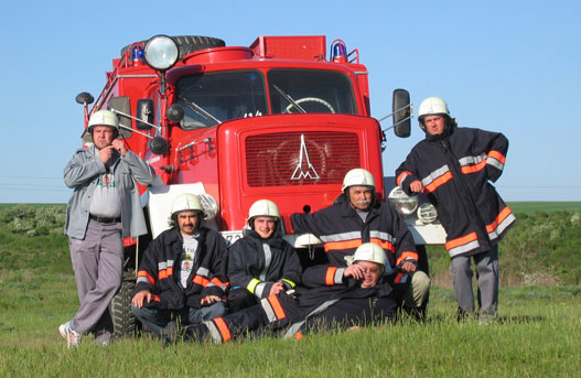 A Vértesboglári Önkéntes Tűzoltóegylet törzsgárdája és a vadonatúj, 44 éves Magirus-Deutz